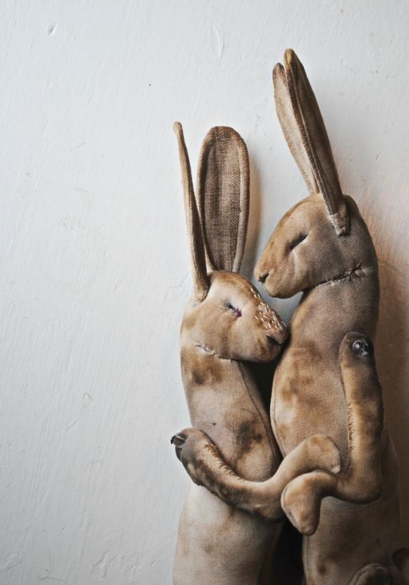 Textile hares in embrace © Mister Finch
