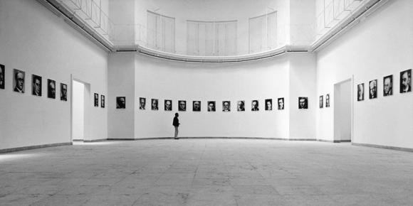 48 Porträts, 1972, installationsansicht Biennale © Gerhard Richter