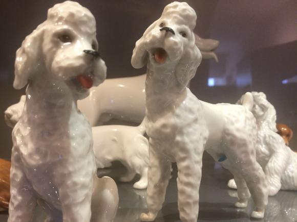 Porzellanhunde im Augarten Porzellanmuseum, Foto: Petra Hartl