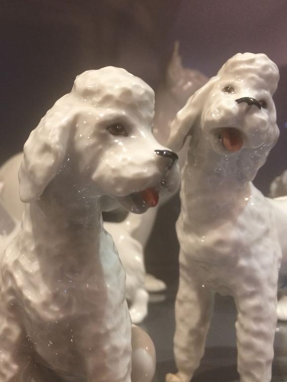 Porzellanhunde im Augarten Porzellanmuseum, Foto: Petra Hartl
