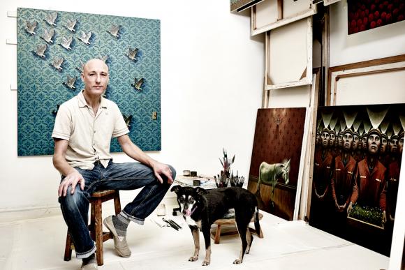 Gavin Watson mit seinem Hund im Atelier, Foto: John Donoghue