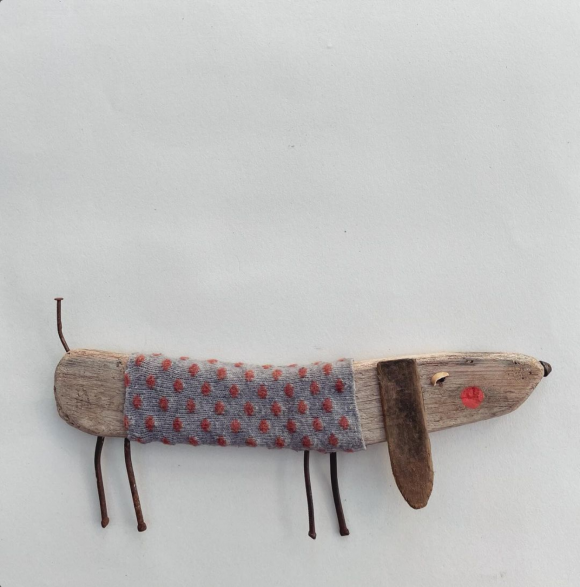 Hund mit Pullover © Kirsty Elson