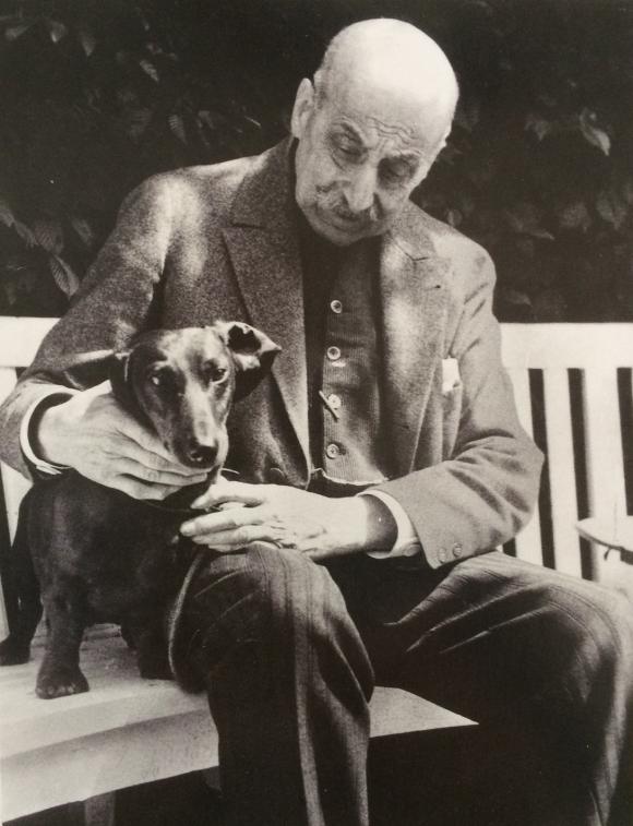 Max Liebermann mit Dackel Männe (1932) © ullstein bild