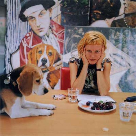 Cornelia Schleime mit Hund Jacki im Atelier Prenzlauer Berg, 2004