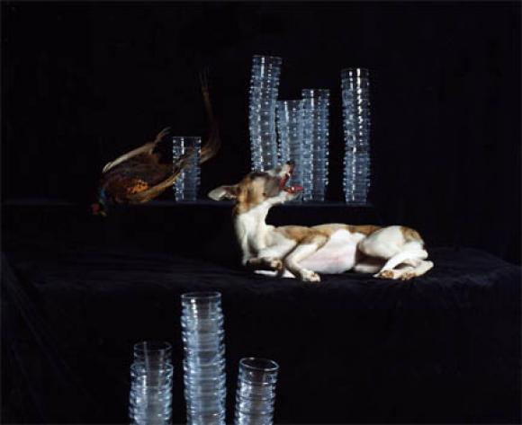 Nadin Maria Rüfenacht, Nature morte, Hund mit Fasan und Gläsern, 2005