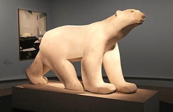 Die Eisbären von Francois Pompon und Aillaud im Hintergrund