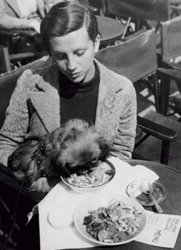 Robert Capa, Gerda Taro mit einem Hund in Paris, etwa 1935-1936