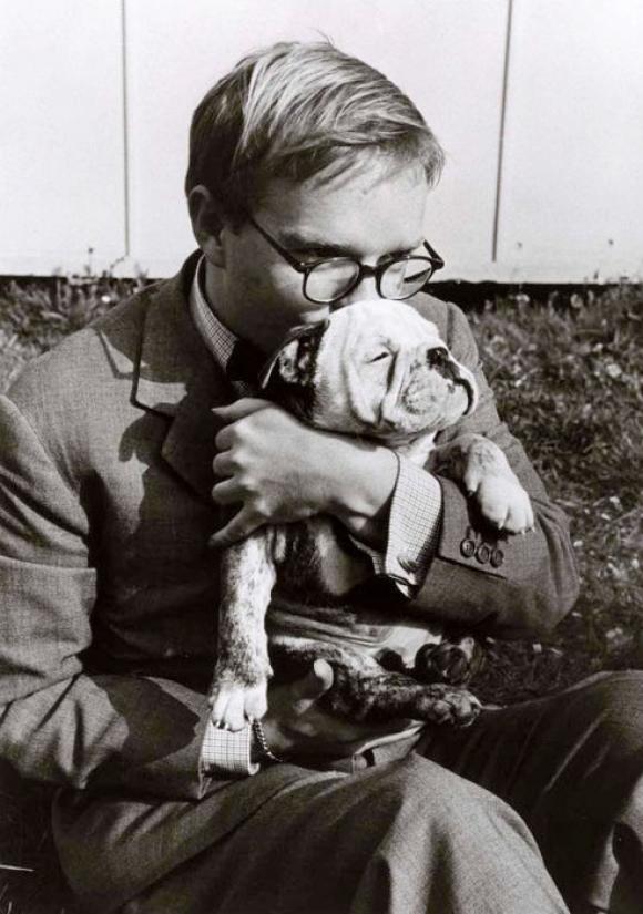 Robert Capa, Truman Capote hält einen Hund in Italien, 1953