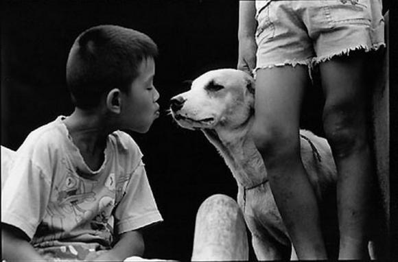 Kind kuesst Hund, 2002 © Surat Osathanugrah