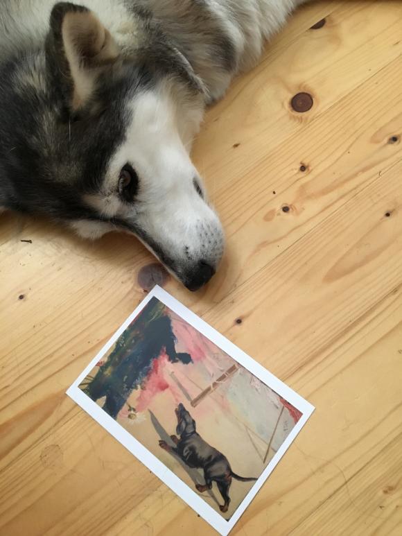 Hedy mit Postkarte, Foto Petra Hartl